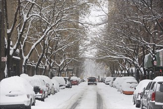 Snow covered street. Photographe : fotog