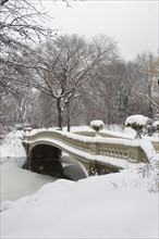 Snow covered bridge. Photographe : fotog