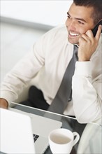 Businessman talking on phone. Photographe : momentimages