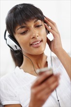 Young woman listening to music. Photographe : momentimages