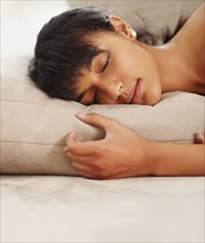 Young woman sleeping on couch. Photographe : momentimages