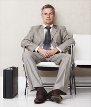 Businessman waiting. Photographe : momentimages