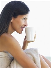 Woman drinking coffee. Photographe : momentimages