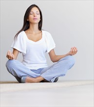 Woman meditating. Photographe : momentimages