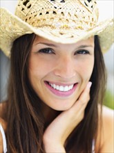 Woman wearing straw hat. Photographe : momentimages