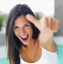 Woman giving thumbs up. Photographe : momentimages