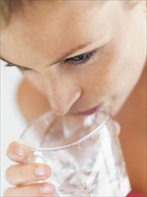 Woman drinking glass of water. Photographe : momentimages