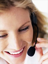 Receptionist wearing headset. Photographe : momentimages
