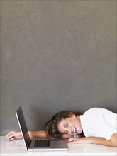 Tired woman in front of laptop. Photographe : momentimages