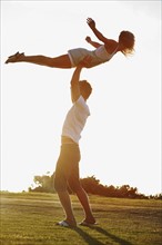 Man lifting girlfriend. Photographe : momentimages