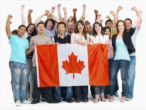 Group of people holding Canadian flag. Photographe : momentimages