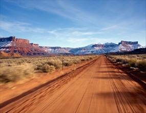 Desolate road through the desert. Photographe : John Kelly