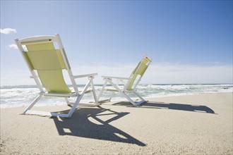 Beach chairs by the ocean. Photographe : Chris Hackett
