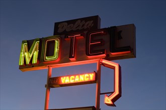 Illuminated motel sign. Photographe : David Engelhardt