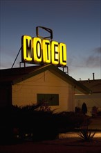Illuminated motel sign. Photographe : David Engelhardt