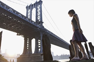 Woman standing near bridge. Photographe : Shawn O'Connor