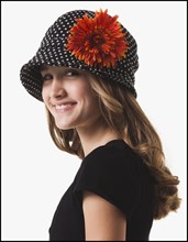 Young girl wearing trendy hat. Photographe : Mike Kemp