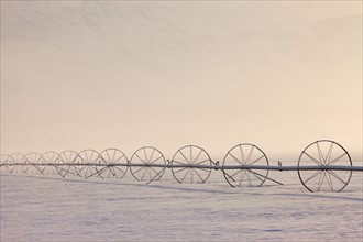 Irrigation equipment on a snow covered field. Photographe : Mike Kemp