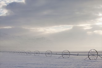 Irrigation equipment on a snow covered field. Photographe : Mike Kemp