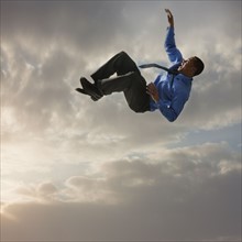 Businessman falling from the sky. Photographe : Mike Kemp
