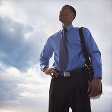 Businessman looking up to the sky. Photographe : Mike Kemp