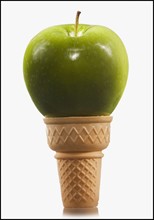 Green apple in an ice cream cone. Photographe : Mike Kemp