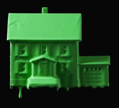 Model home covered in green paint. Photographe : Mike Kemp