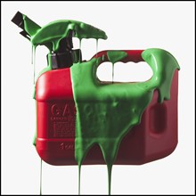 Gas can covered in green paint. Photographe : Mike Kemp