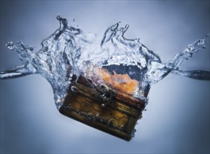 Treasure chest sinking in water. Photographe : Mike Kemp