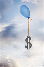 Balloon tied to a dollar symbol. Photographe : Mike Kemp