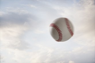 Baseball flying through the air. Photographe : Mike Kemp