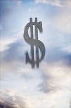 Dollar symbol floating amongst the clouds. Photographe : Mike Kemp