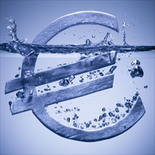 Euro symbol sinking in water. Photographe : Mike Kemp
