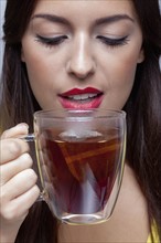 Woman drinking tea. Photographe : RTimages