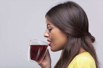 Woman drinking tea. Photographe : RTimages