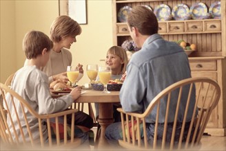 Family eating breakfast together. Photographe : Rob Lewine
