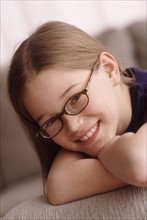 Portrait of a young girl wearing glasses. Photographe : Rob Lewine