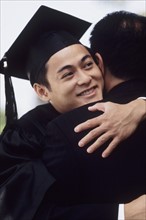 Graduate embracing his father. Photographe : Rob Lewine