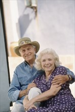 Elderly couple embracing. Photographe : Rob Lewine