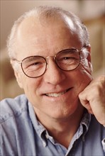 Portrait of a man wearing glasses. Photographe : Rob Lewine