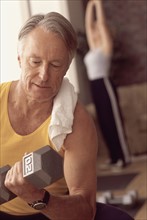 Man exercising with a dumbbell. Photographe : Rob Lewine