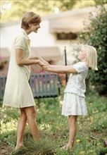 Mother and daughter playing in the garden. Photographe : Rob Lewine