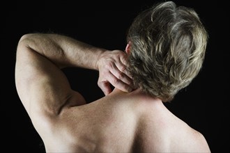 Man with neck pain. Photo : Daniel Grill