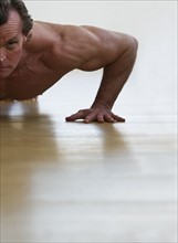 Muscular man doing push-ups. Photo : Daniel Grill