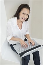 Woman typing on laptop. Photo : momentimages