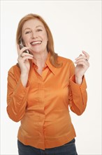 Smiling woman talking on cell phone. Photo : K.Hatt