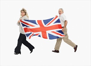 Two people carrying the British flag. Photo : momentimages