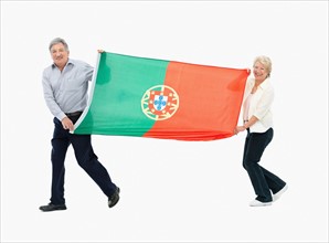 Two people carrying the Portuguese flag. Photo : momentimages