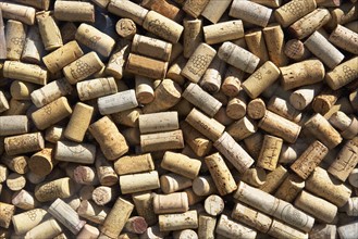 Pile of corks. Photo : fotog