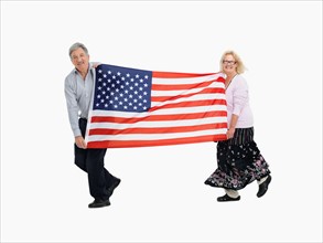 Two people carrying the American flag. Photo : momentimages